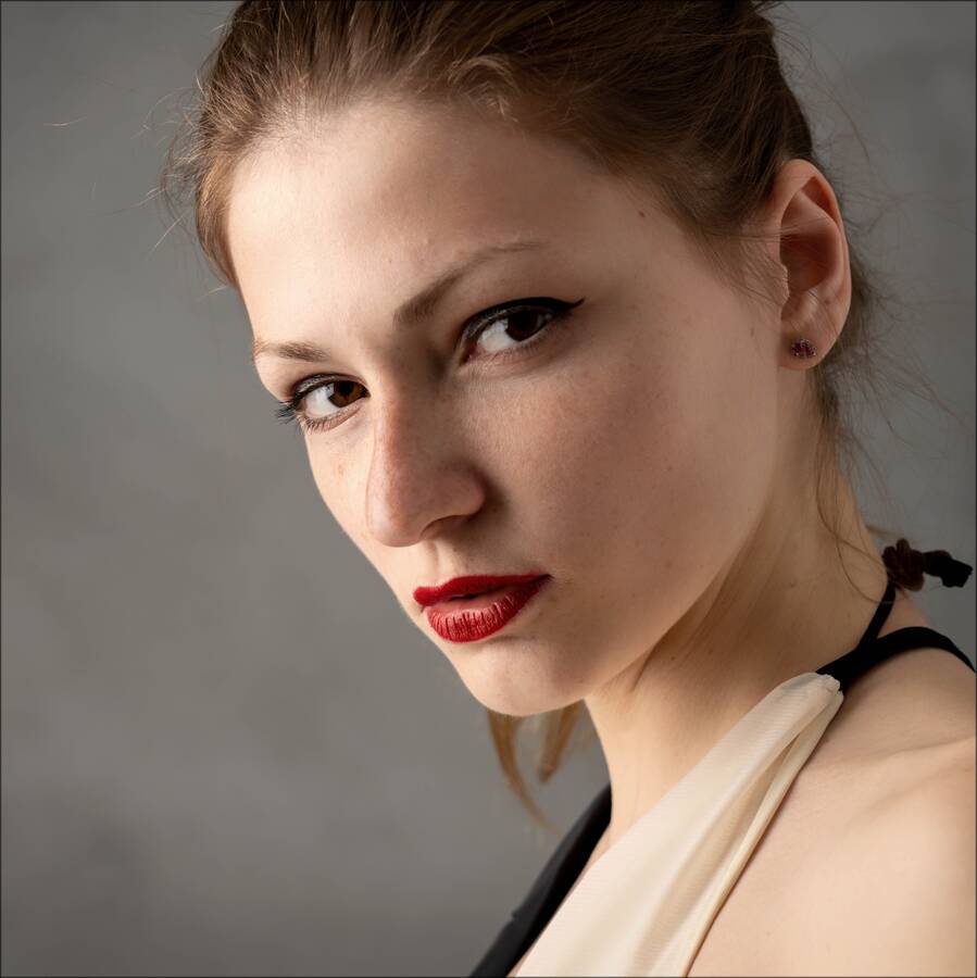 model MarynaSedin headshot modelling photo