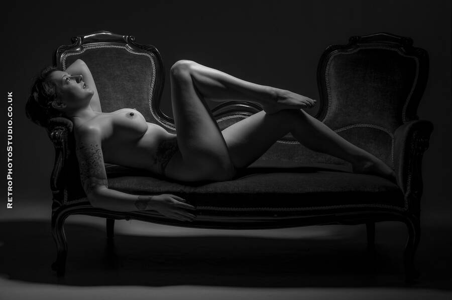 model PippaLily nude modelling photo taken by @Retrophotostudio