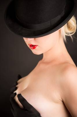 photographer Kapture me glamour modelling photo taken at My Glasgow Studio with @kimkerr . black hat red lips.