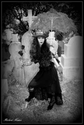 photographer lighttramp gothic modelling photo. graveyard shift.