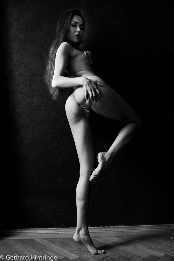 photographer ArteMaXX nude modelling photo. anna a model from ukraine posing in a daylightstudio in vienna  austria.