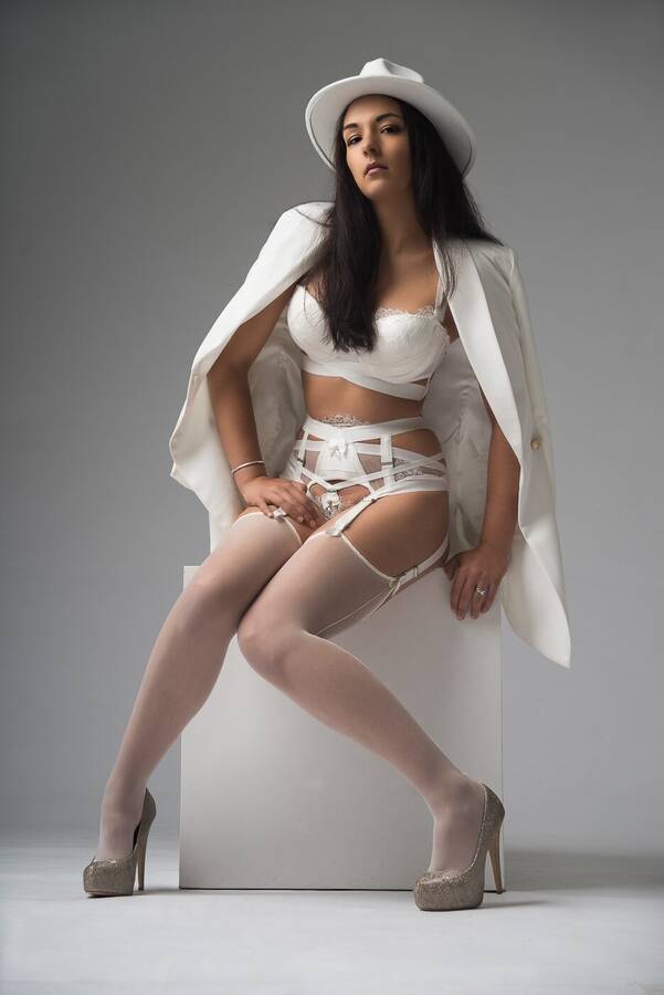 model Rebeccageldard lingerie modelling photo taken at Boardroom studio