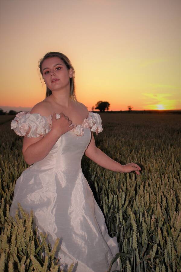 photographer oyster commercial modelling photo taken at Old Winchester Hill with @Pippa_64