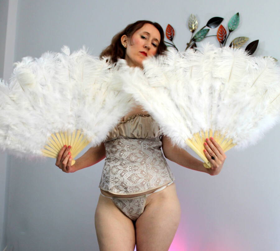 photographer wigglybeezersforeverandeverarts erotic modelling photo with @Eirwen_Kreed