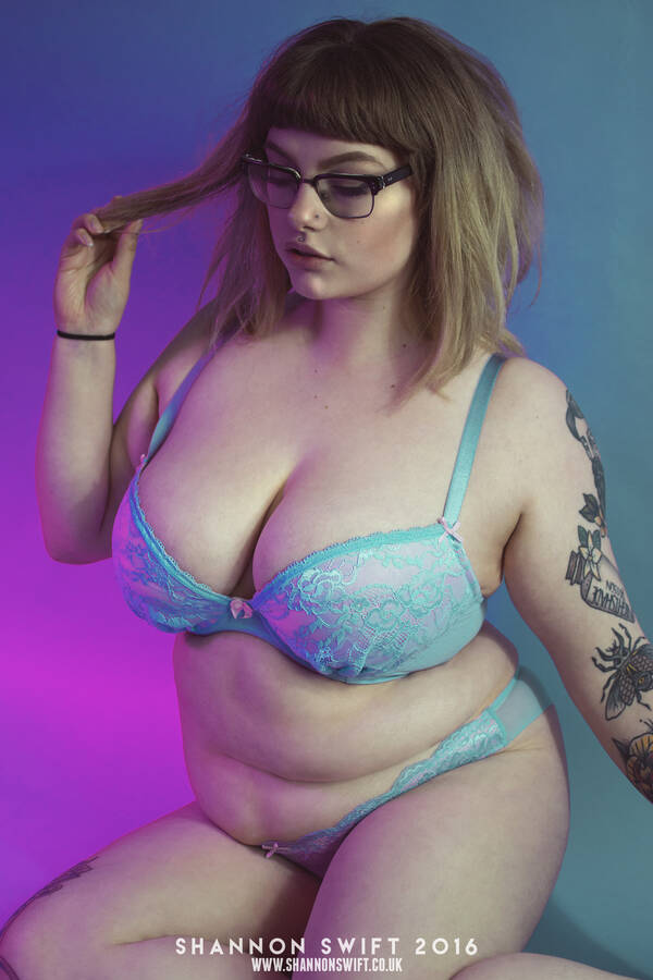 model Sophierichardsonn lingerie modelling photo taken by Shannon Swift