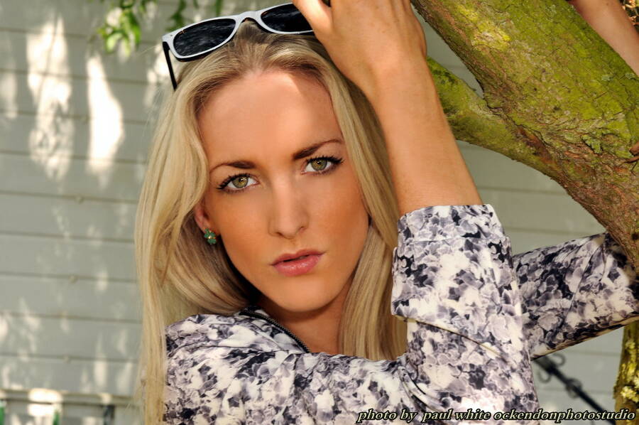 photographer paulwhite theme modelling photo taken at My  gardan  in essex  with @Becci_J. start of her out doors shoot .