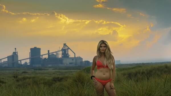 photographer StephenHumbleArt editorial modelling photo taken at Redcar with @Tanyaviolet